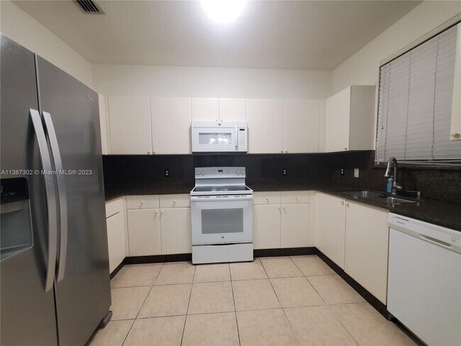 Building Photo - 3924 SW 157th Ave