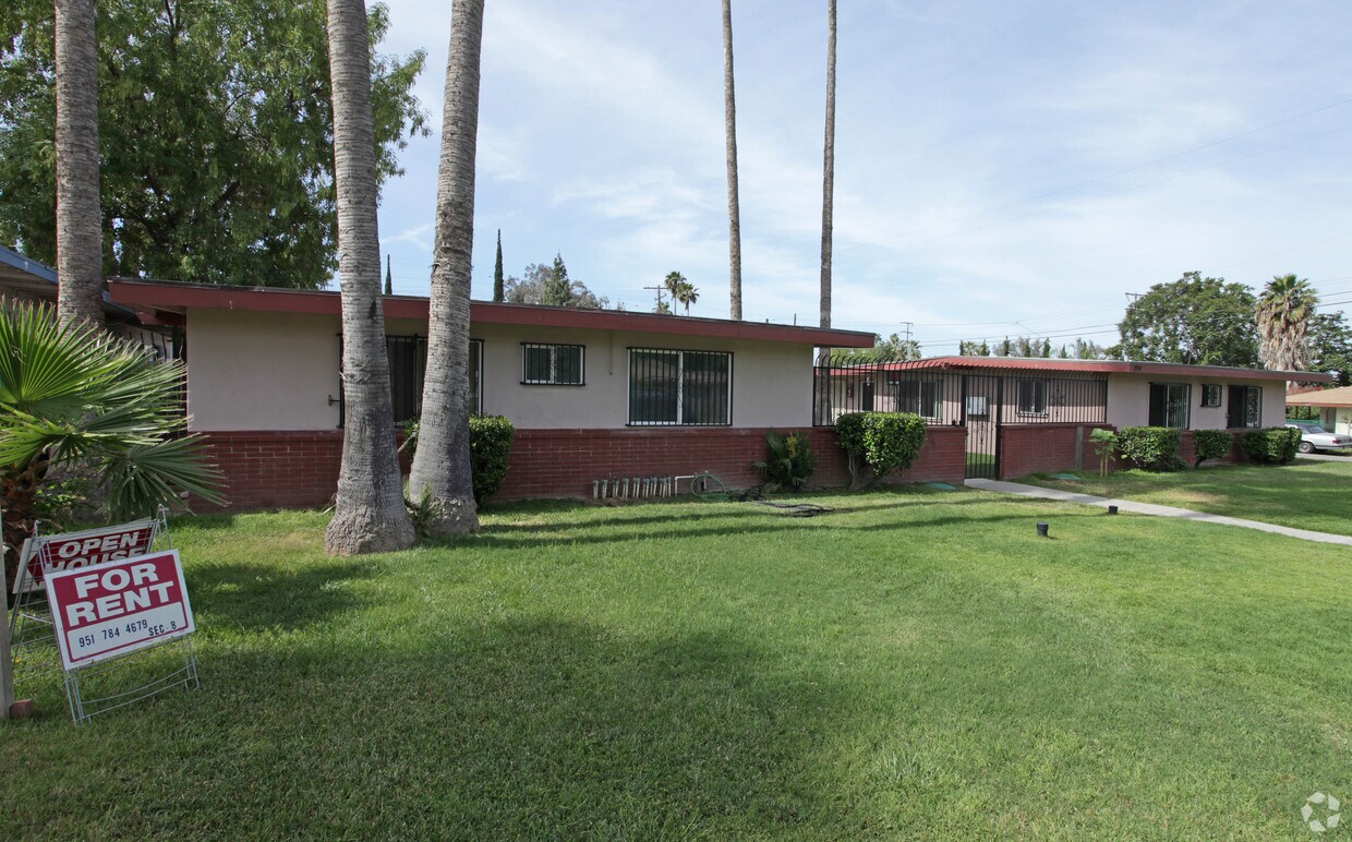 Building Photo - 1190 Villa St