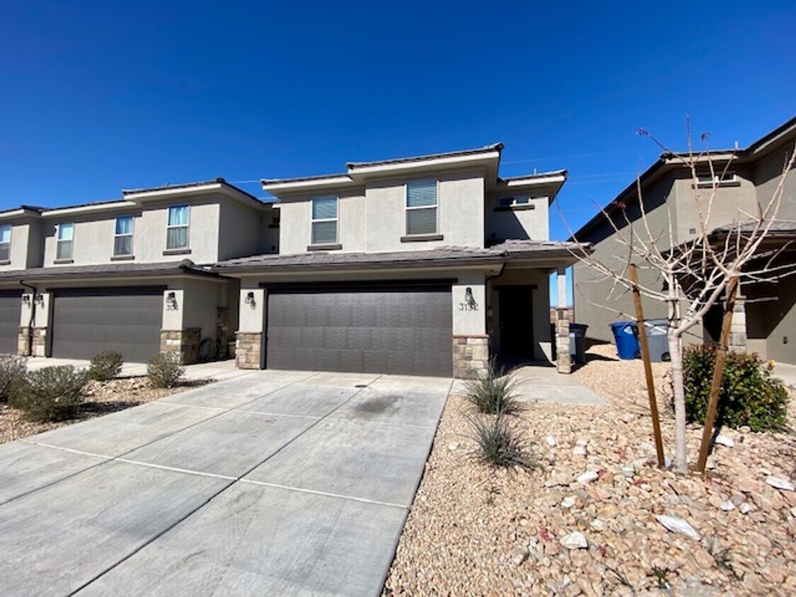 Foto principal - SPACIOUS TOWNHOME FOR RENT!