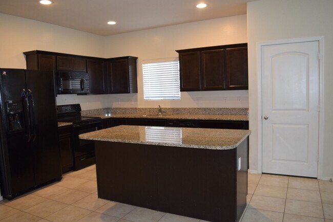 Foto del edificio - Excellent price on this 4 bedroom with Upgraded kitchen!