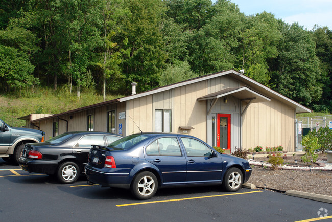 Building Photo - The Oaks Apartments