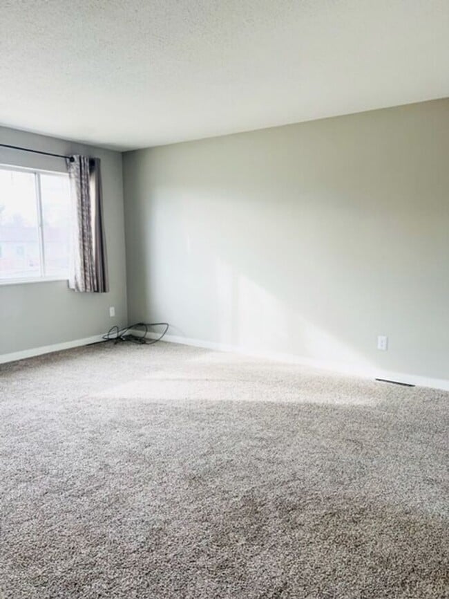 Building Photo - 5 Bedroom on a large corner lot in the hea...