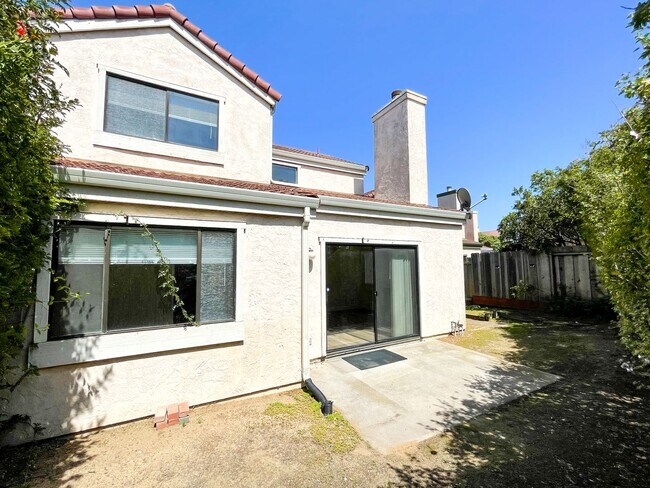 Building Photo - Beautiful 3 Bedroom 3 Bath Home in Marina