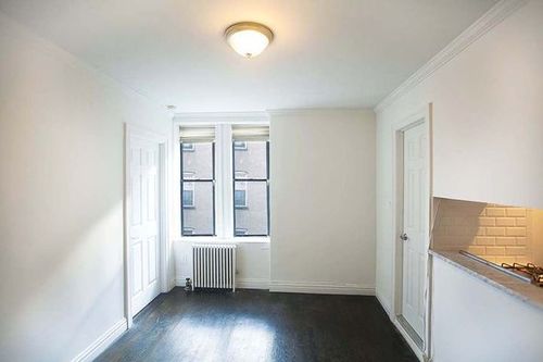 Building Photo - 318 E 11th St