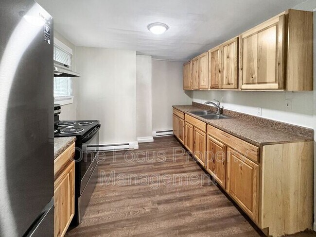 Building Photo - 200 Danis St