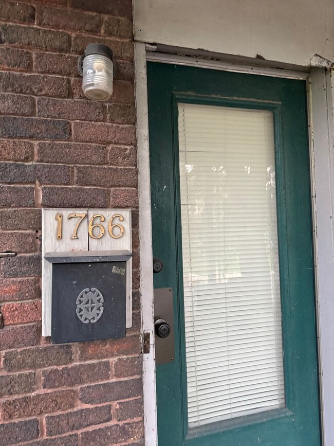 Foto del edificio - 1766-1768 Oak St