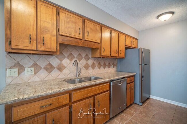 Building Photo - Adorable 2/2 with 1-Car Garage & Fenced Ba...
