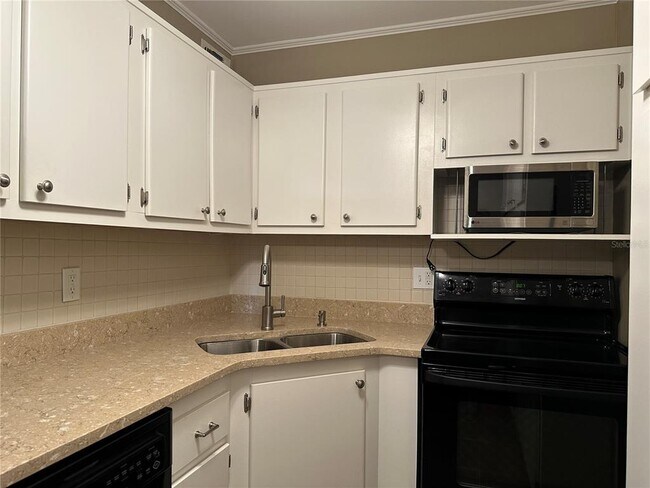 Building Photo - 209 NE Lincoln Cir N