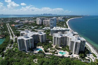 Building Photo - 1121 Crandon Blvd