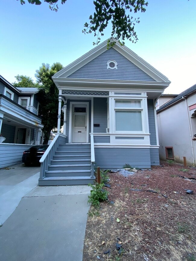 Building Photo - 366 S 10th St