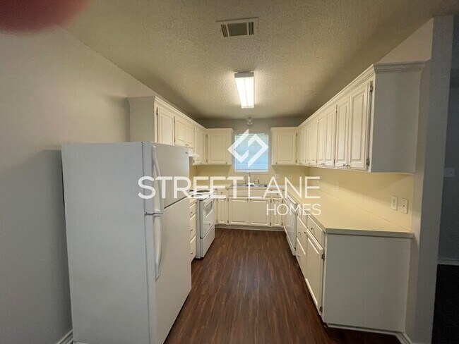 Building Photo - NOW OFFERING $300 OFF FIRST FULL MONTH!