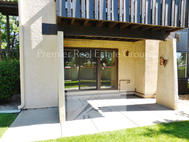 Foto del edificio - 3129 Broadmoor Valley Rd
