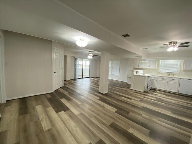 Building Photo - 307 Veselka Rd