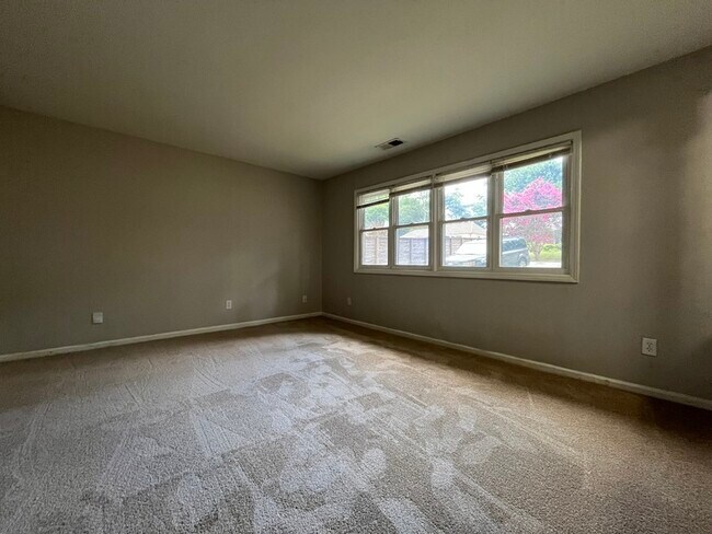 Photo - 526 Huntsmoor Dr House