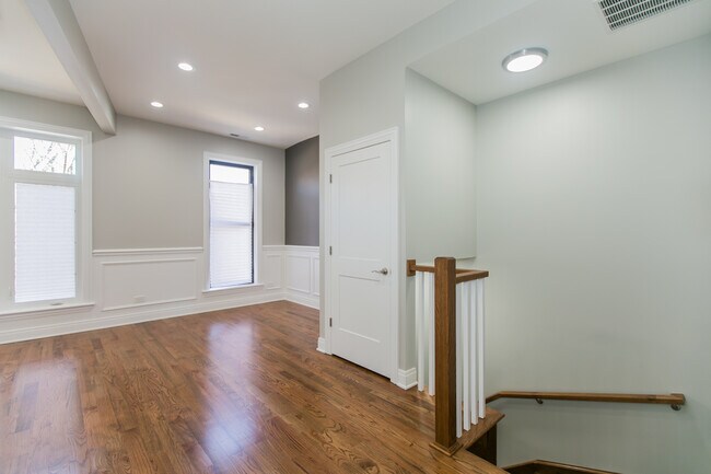 Foto del edificio - 3249 W Pierce Ave
