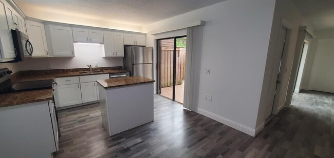 Building Photo - 704 7th Ln