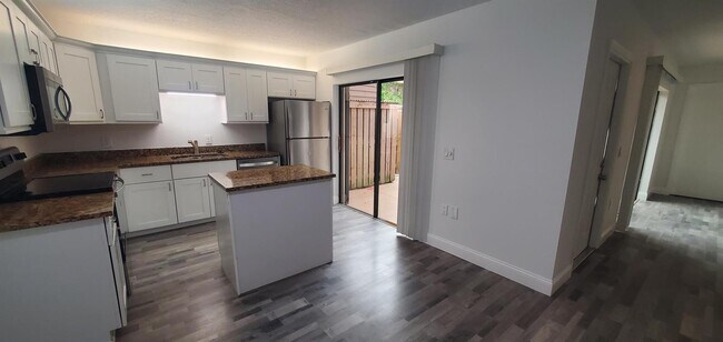 Foto del edificio - 704 7th Ln