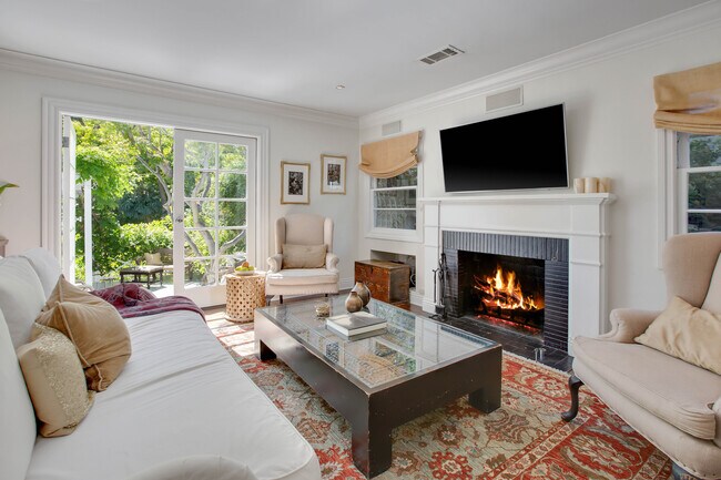 Foto del edificio - 2217 Beverly Glen Pl