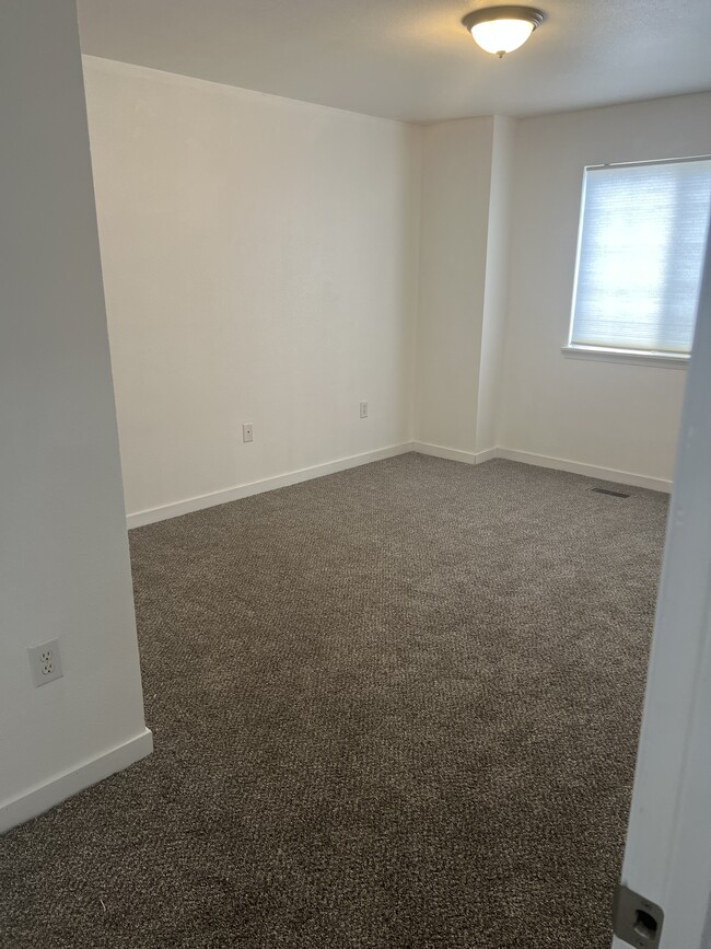 Master bed - 806 N White Barn Rd