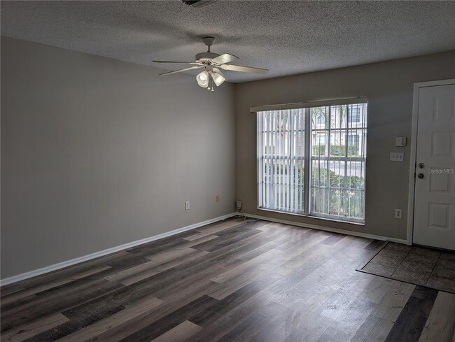 Foto del edificio - 414 Kensington Lake Cir