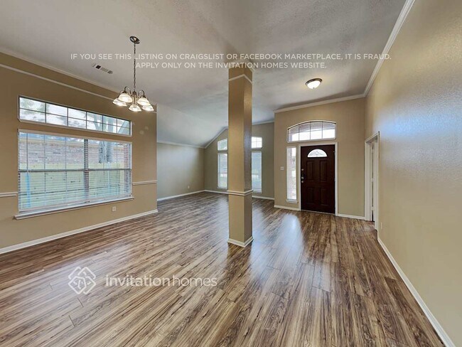 Building Photo - 1046 Essex Dr