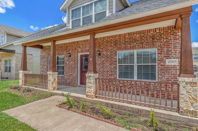 Foto del edificio - Available August 2026! 4 Bed, 3 Bath in Ho...