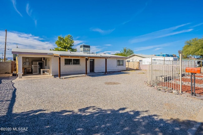 Building Photo - 3233 N El Tovar Ave