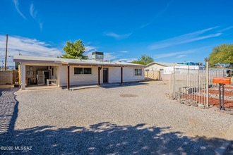 Building Photo - 3233 N El Tovar Ave