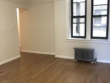 Foto del edificio - True gem in the heart of Astoria! Very spacious, newly renovated and very quiet 1BD