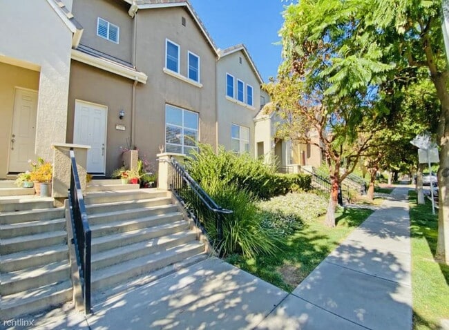 Building Photo - 3 br, 2.5 bath Townhome - 189 Esfahan Drive