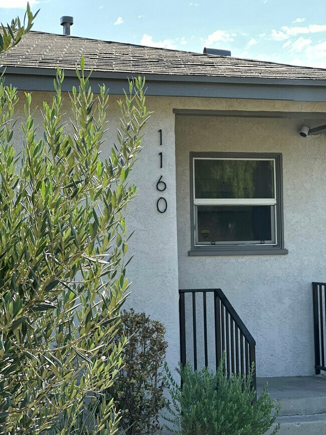 Foto del edificio - 1160 N Fries Ave