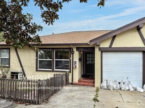 Building Photo - 924 Allerton St