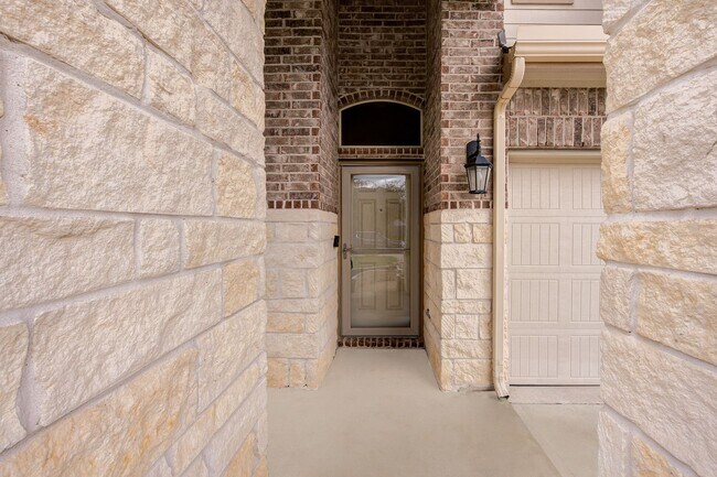 Building Photo - Available for immediate move-in!