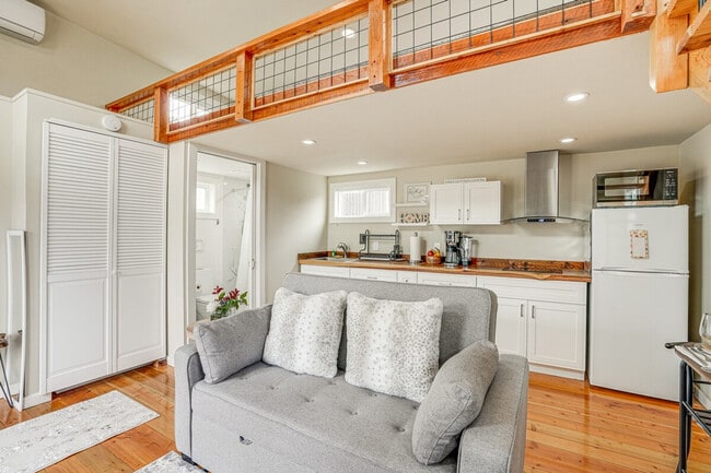 Building Photo - 1142 Temple Dr