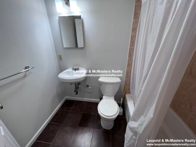 Building Photo - 51 Park Dr