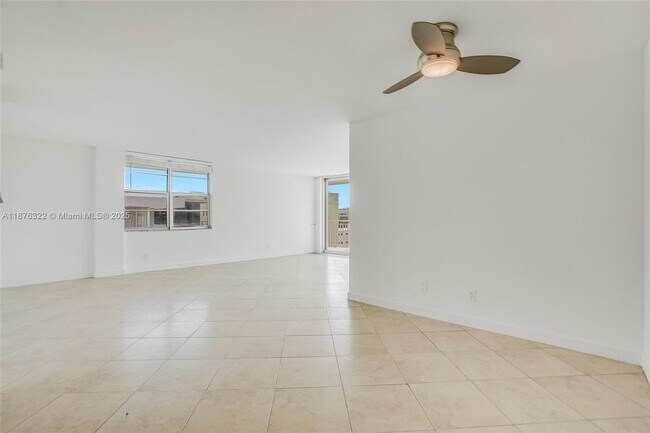 Foto del edificio - 9500 W Bay Harbor Dr