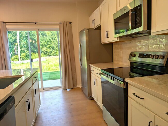 Building Photo - Pristine 2 story Townhome located in the Fifteen Cannon Community in Charlotte!