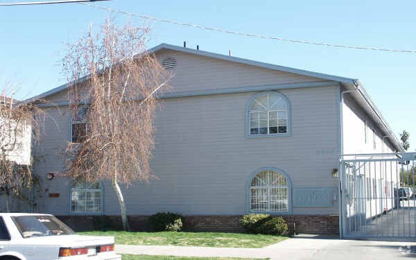 Building Photo - 6616 Sylmar Ave