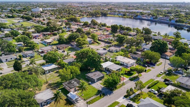 Foto del edificio - 2419 NW 6th Ct