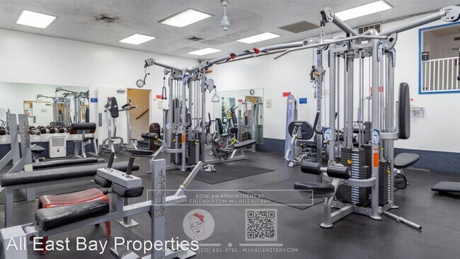 Building Photo - Studio, 1 bath House - 9 Commodore Dr. #203