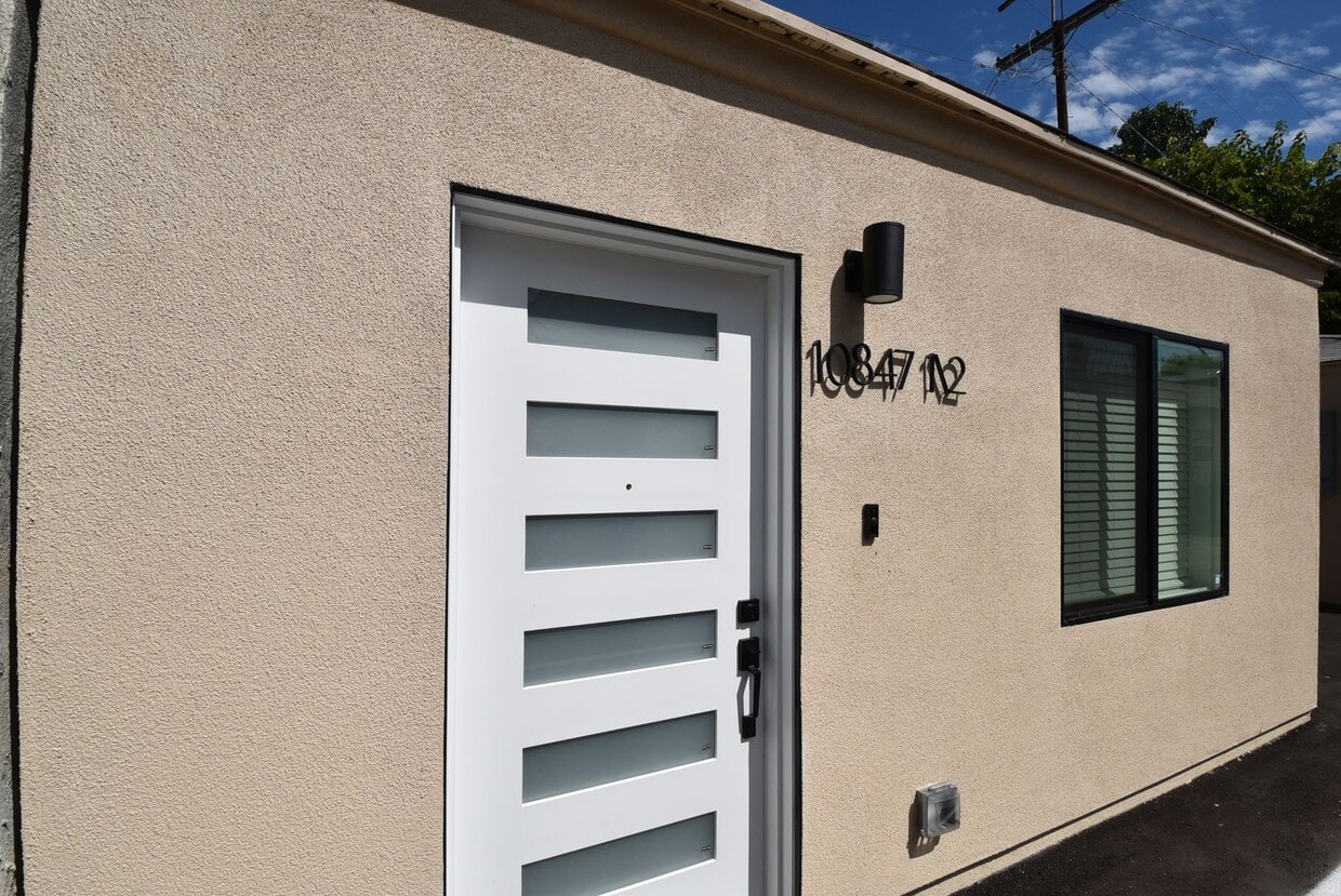 Primary Photo - 10839 Moorpark St