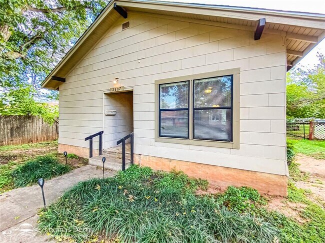 Foto del edificio - 2807 Russell Ave