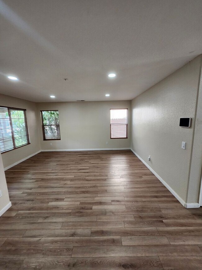 Foto del edificio - Beautiful 5 Bedroom House fully remodeled....
