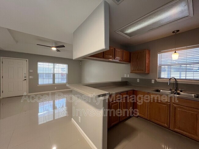 Building Photo - 7110 N 11th Ln