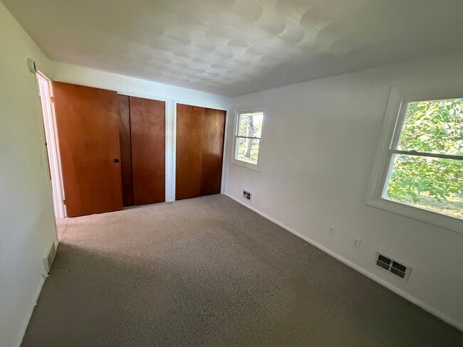 Building Photo - 102 Goethals Dr