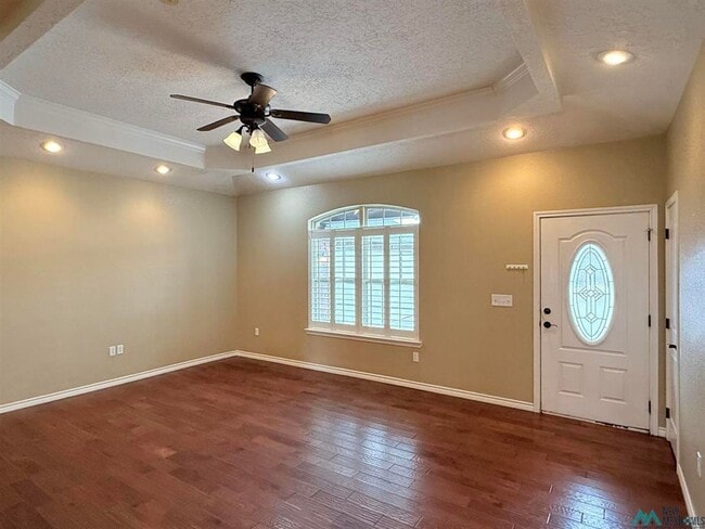 Building Photo - 1347 Oakwood Cir