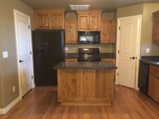 Building Photo - Desirable 3 bed 1.5 bath town house in The...