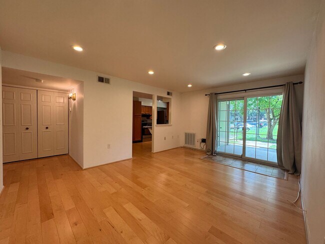 Foto del edificio - Sun-filled 1 Bed 1 Bath 1st Level Condo Wi...