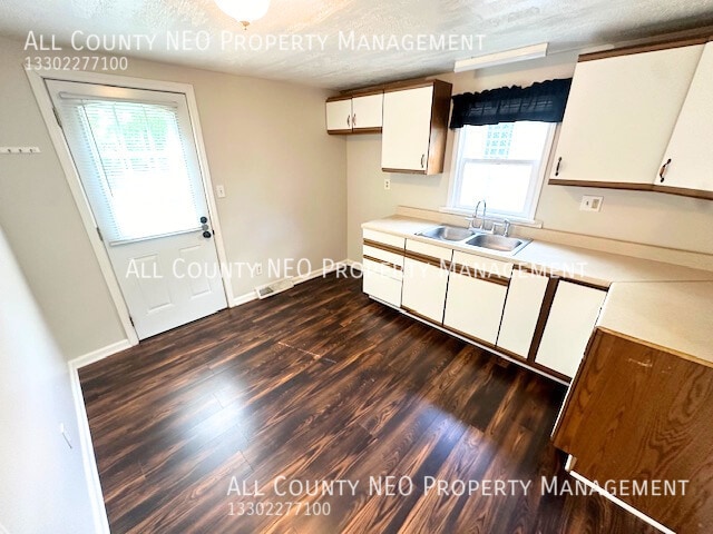 Building Photo - 3 Bedroom, 1 Bath SFH in Akron!
