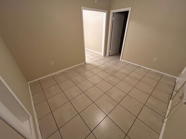Foto del edificio - Spacious 1/1 one story unit in a small 18 unit complex.
